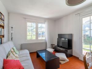 a living room with a couch and a tv at Maison 3* à Mimizan Plage, 6 pers, jardin clos, proche plages et activités - FR-1-50-110 in Mimizan