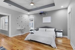 um quarto branco com uma cama e uma secretária em 2475-Upscale Luxury-5BR Mini Mansion Oasis em Decatur