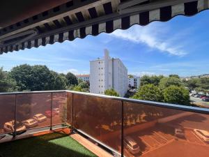 einen Balkon mit Blick auf ein Gebäude in der Unterkunft Appartement Saint-Jean-de-Luz, 2 pièces, 4 personnes - FR-1-239-974 in Saint-Jean-de-Luz