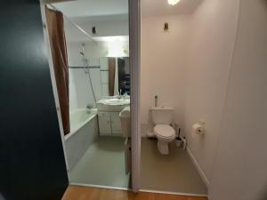 ein Badezimmer mit Toilette, Badewanne und Waschbecken in der Unterkunft Charmant T2 avec Piscine Proche Plage et Lac à Vieux Boucau - FR-1-239-981 in Vieux-Boucau-les-Bains + 10 Fotos