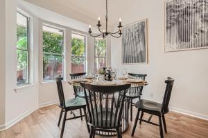 - une salle à manger avec une table et des chaises dans l'établissement Stylish Home in Leander with pool table, à Leander