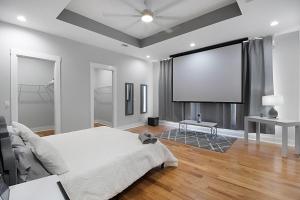 um quarto com uma grande cama branca e um grande ecrã em 2475-Upscale Luxury-5BR Mini Mansion Oasis em Decatur
