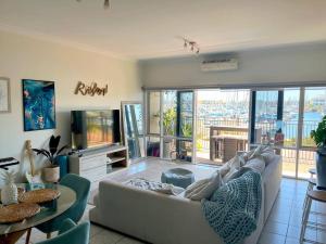 Posezení v ubytování The Aquarium - North Haven