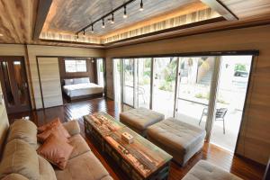 名護市にあるSeven Residence Musicのソファとテーブルのあるリビングルーム