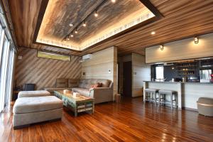 名護市にあるSeven Residence Musicのソファとテーブルのあるリビングルーム