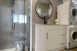 モーウェルにあるMorwell Pet friendly 3BR Retreat Free Parking Netflixのシャワーと洗濯機付きのバスルーム +21枚の写真