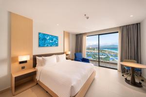 Postel nebo postele na pokoji v ubytování The Empyrean Cam Ranh Beach Resort + 37 fotografií