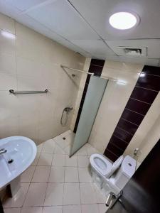 杜拜的住宿－Hostel Executive Bed Space Near Mall of the Emirates，一间带卫生间和水槽的浴室