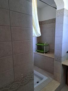 ein Bad mit einer Dusche, einem Waschbecken und einer Badewanne in der Unterkunft Coral Bay Roby in Sharm El Sheikh