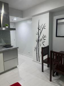 een keuken met een zwart-witte muur bij Azure Urban Suite Room in Manilla