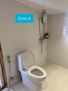 - une salle de bains avec toilettes et un panneau indiquant la zone dans l'établissement Siam Beach Resort Koh Kood, à Ko Kood