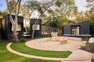 une maison dans un jardin avec une cour circulaire dans l'établissement Southcamp, à Dunsborough