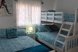 Palanda nebo palandy na pokoji v ubytování Confortable apartamento en Playa Nueva Romana