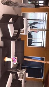 カルタヘナ・デ・インディアスにあるPalos Locos Baruのデスクと椅子(花付)が備わる客室です。