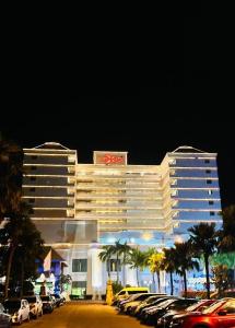 duży hotel z samochodami zaparkowanymi na parkingu w obiekcie Le Seaview PortDickson w mieście Port Dickson