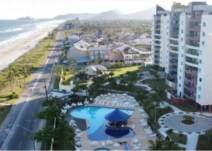z góry widok na ośrodek z basenem i plażę w obiekcie Uma Ilha no Ilhas do Caribe Resort w mieście Matinhos