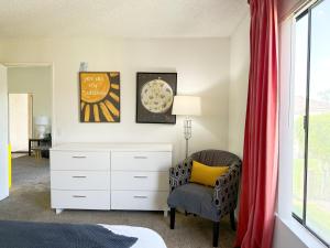 1 dormitorio con cómoda blanca y silla en Comfort Apt Rowland Heights en Rowland Heights