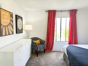 1 dormitorio con 1 cama, 1 silla y 1 ventana en Comfort Apt Rowland Heights, en Rowland Heights