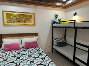 Rúm í herbergi á Tacloban EVMC Gdex Transient House