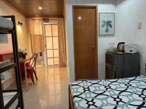Eldhús eða eldhúskrókur á Tacloban EVMC Gdex Transient House