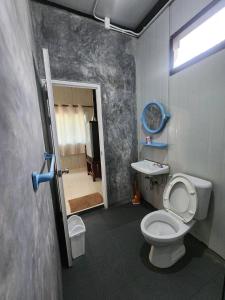 un baño con inodoro y lavabo en Lung peiyk homestay, en Ban Bang Bao