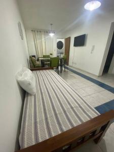 ein großes Bett in einem Zimmer mit einem Esszimmer in der Unterkunft Alquiler departamento amoblado in Río Cuarto + 1 Foto