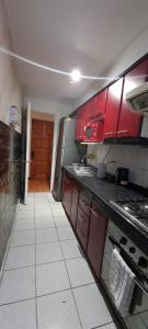Virtuvė arba virtuvėlė apgyvendinimo įstaigoje Amplió, cómodo y amoblado departamento, La Florida
