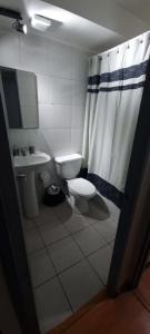 Een badkamer bij Amplió, cómodo y amoblado departamento, La Florida