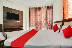 En eller flere senger på et rom på OYO Flagship Hotel 1st Choice
