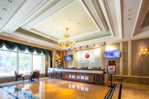 hol hotelu z żyrandolem w obiekcie Suberun Hotel - Jinyang Street w mieście Taiyuan