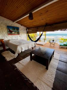 1 dormitorio con cama y vistas al océano en Pousada Paraíso das Tartarugas, en Pipa