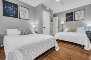 1 dormitorio con 2 camas con sábanas blancas en Barnegat Bay Cottage: A 'MyShoreCottage' Property, en Seaside Park