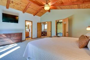 1 dormitorio con 1 cama y ventilador de techo en Pristine Pine Retreat with Deck and Outdoor Dining!, en Pine