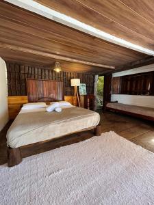 een slaapkamer met een groot bed in een kamer bij Pousada Paraíso das Tartarugas in Pipa