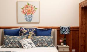 um quarto com uma cama com almofadas e um vaso em Summerlands - Country Luxe em Alexandra