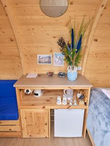 um quarto em madeira com uma secretária num camarote em Boathouses - Overnat på vandet ved Limfjorden em Vinderup