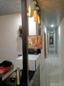 een woonkamer met een tv aan de muur bij OYO Hotel Panchtara in Bhiwāni