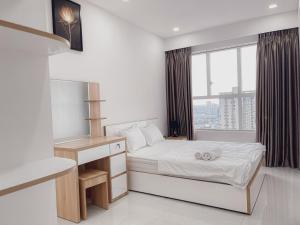 ein kleines Schlafzimmer mit einem Bett und einem Fenster in der Unterkunft SUNRISE CITY Apartment - Dau Dau HOMES in Ho-Chi-Minh-Stadt