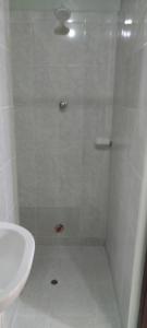 uma casa de banho com um chuveiro e um lavatório. em Mini Departamento Iquitos 1245-01 em Iquitos