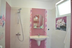 A bathroom at Zafo Hotel