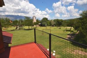 einen Balkon mit Blick auf einen Park mit Spielplatz in der Unterkunft Viejo Molino in Nono