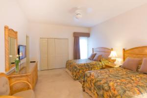Habitación de hotel con 2 camas y TV en Condominios Playa Royale en Nuevo Vallarta 