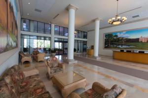 un vestíbulo con sofás y una mesa en un edificio en Condominios Playa Royale en Nuevo Vallarta 