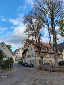 una strada in una piccola cittadina con case e alberi di Schlossblick Heroldsberg a Heroldsberg