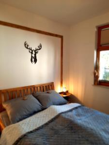 una camera da letto con un letto con una testa di cervo sul muro di Schlossblick Heroldsberg a Heroldsberg
