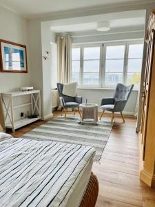 Posezení v ubytování Traumwohnung mit Stadthafen-Panorama! Zwei Schlafzimmer, Parkplatz