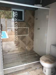 Ένα μπάνιο στο Casa para temporada com Piscina