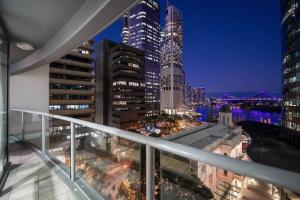 einen Blick auf die Stadt in der Nacht vom Balkon aus in der Unterkunft Story Bridge & River View 2B1B Apt w Free Parking! in Brisbane