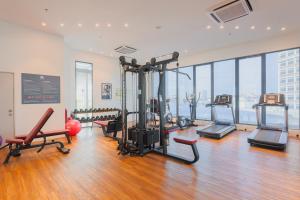 Un gimnasio con cintas de correr y equipos de ejercicio en un edificio. en AAIRA Troika Residence,Kota Bharu, en Kota Bharu