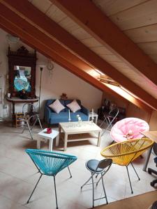 - un salon avec des chaises et un canapé dans l'établissement AB Preveza Seaside Attic Sofita -15 Meters Over the Sea, à Prévéza